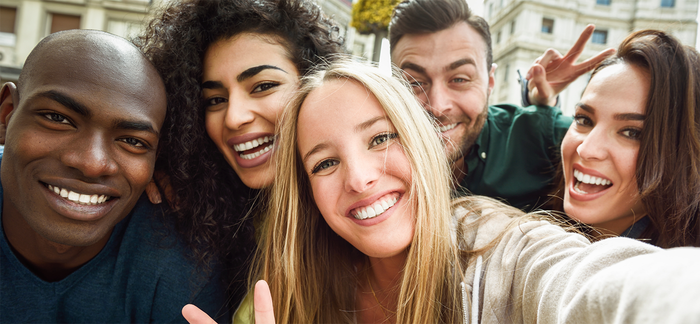 Several people in a row smiling